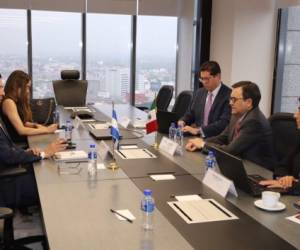 Las autoridades de la Secretaría de Economía de México y de Honduras durante una reunión en la capital mexicana.