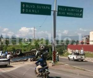 Elementos de Orden Vial de la Alcaldía trabajaban en retirar la arena del pavimento, mientras esperaban una grúa para remolcar la pesada unidad, fotos: Emilio Flores / EL HERALDO.