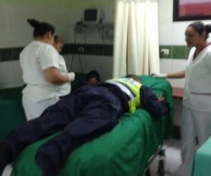 Según algunas versiones informativas, el agente se encuentra gravemente herido.