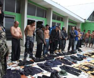 Los dieciocho capturados fueron presentados ante la prensa por las autoridades militares. Igualmente se mostró la indumentaria y el arsenal decomisado.