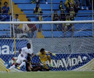 Este es el gol de Quioto, que cabeceó con dificultad, pero ni Peña ni Hernández pudieron sacarla.