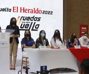 Miembros de la mesa principal durante el lanzamiento de la Vuelta Ciclística.