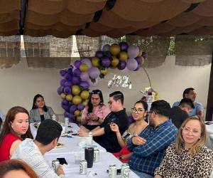 En la terraza de Arsa, con cerveza en la mano y en la cabecera de la mesa aparece Dorian Salinas (de blusa negra y chaqueta gris), comisionada presidenta; y las tres personas a su derechas son Gladys Morel, directora de Productos Farmacéuticos; Samuel Aguilar, secretario general; y Sidney Acosta, jefa de la Unidad de Ciencia e Innovación Regulatoria.