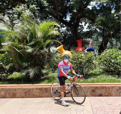 Alejandro Guerrero hace solidario recorrido sobre dos ruedas