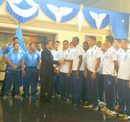 Presidente Juan Orlando Hernández juramentó Selección de Honduras sub 17