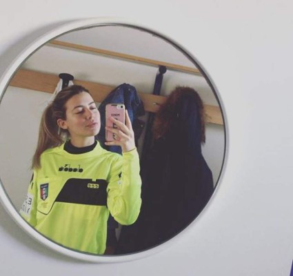 FOTOS: Ella es la árbitra italiana Giulia Nicastro, víctima de insultos misóginos por expulsar a un jugador