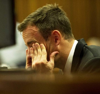 Pistorius, en llanto, pide perdón por la muerte de su novia