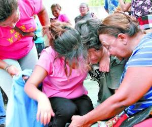 Los padres de la pequeña Alison se funden en un abrazo lleno de dolor y consternación por la pérdida de su más grande bendición.