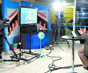 Óscar Ubence Osorio desde hace dos décadas y media predica a tiempo completo. Aquí lo vemos en Canal 13, Hondured.