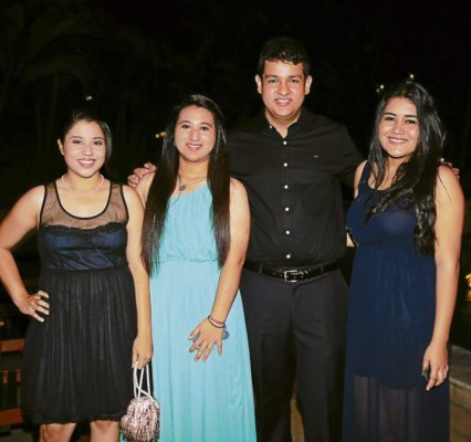Seniors de Macris School realizan tradicional cena
