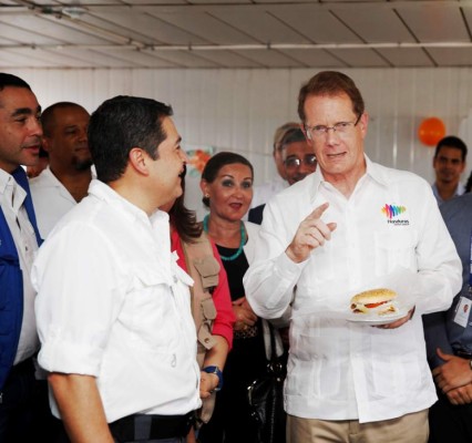 Presidente hondureño paga apuesta a embajador de EE UU