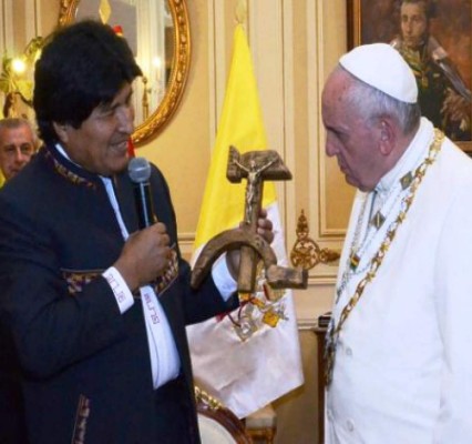 Evo Morales defiende el obsequio que entregó al Papa