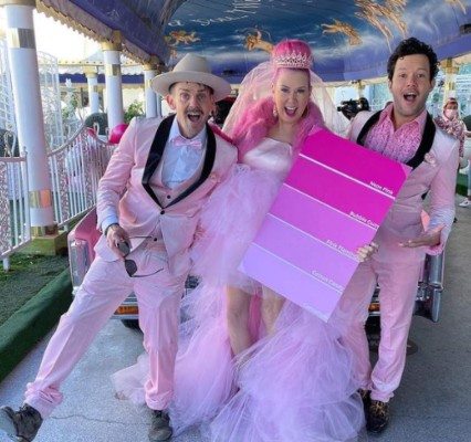 Kitten Kay Sera, la mujer que se casó con el color rosa tras 37 años de relación