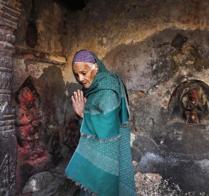 Víctimas de sismo cruzan montañas para lograr ayuda