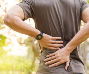 Los problemas en la columna vertebral pueden llegar a causar discapacidad para caminar.