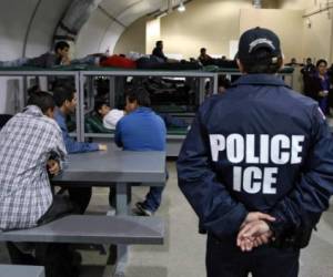 Los agentes del ICE realizan capturas de inmigrantes con problemas legales en Estados Unios.