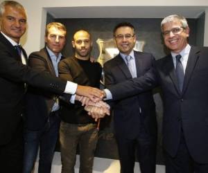Javier Mascherano y los directivos del Barcelona (Foto: Redes del club)
