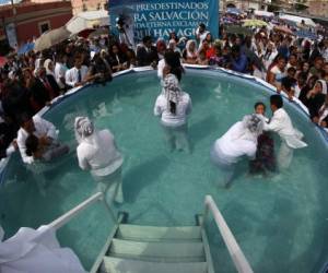 En dos piscinas, hombres y mujeres recibieron el bautismo en agua como símbolo de amor y compromiso con Dios.Foto Jhony Magallanes/EL HERALDO