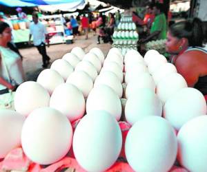 En mercados el cartón de huevo mediano se cotiza desde 95 hasta 110 lempiras.