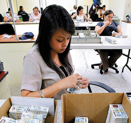 300 mil identidades en poder de políticos