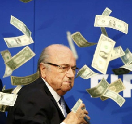 Arrojan billetes a Joseph Blatter en plena conferencia