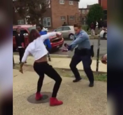 Policía baila para dispersar pelea