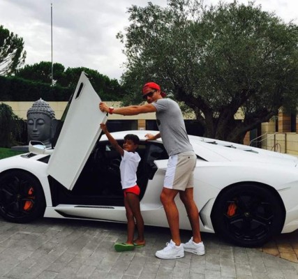 FOTOS: Esto cuesta cada uno de los lujosos carros que presume Cristiano Ronaldo