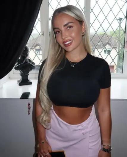 Jugador se tapó el rostró pero siempre fue captado recogiendo bella rubia