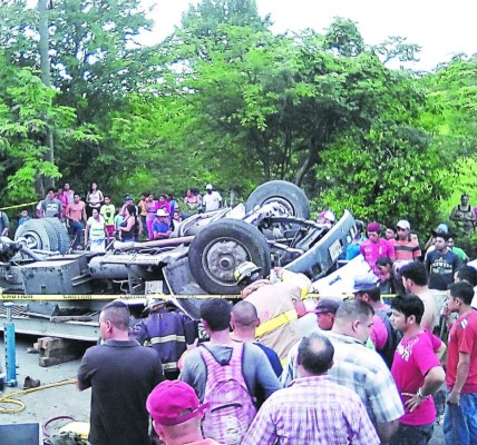 Rescatan a conductor de una grúa accidentada
