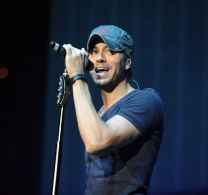 Iglesias se toma selfie íntimo en pleno concierto