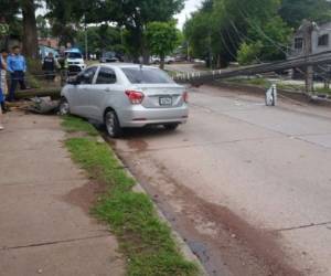 El conductor de este automóvil Sedan derribó uno de los postes del tendido eléctrico, en aparente contravía, y dejó sin energía a las colonias del bulevar Kuwait, foto: Cortesía Cuerpo de Bomberos.