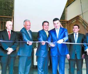 El presidente de la CSJ, Rolando Argueta, junto a los titulares del Ejecutivo y Legislativo en la inauguración de los nuevos tribunales.
