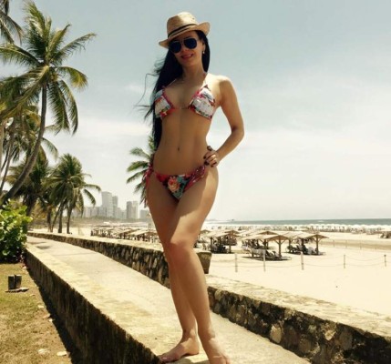 Maribel Guardia impacta con sexy bikini