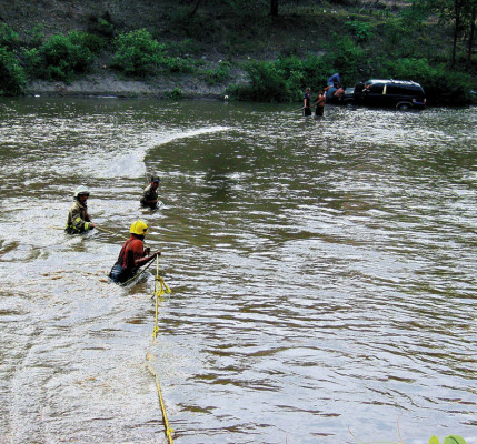 Crecida del río Telica arrastra tres vehículos