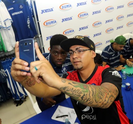 Motagua dio autógrafos a sus aficionados previo al derbi