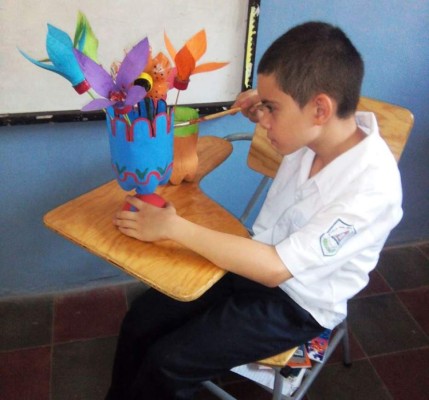 Escolares se preparan para celebrar a madres en su día