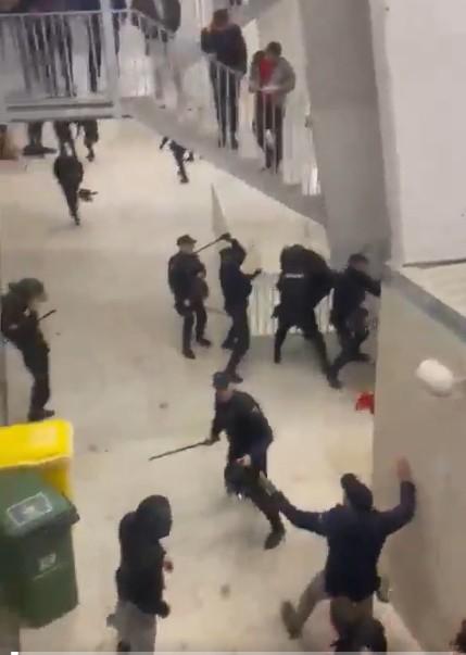Aficionados de Osasuna fueron sometidos por la policía luego de triunfo al Real Madrid