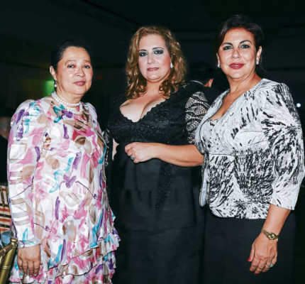 Enamorados anuncian la fecha de su boda