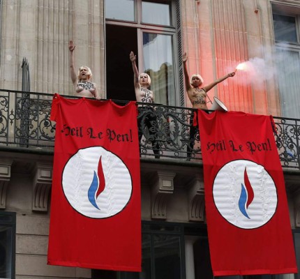 Mujeres con los pechos desnudos perturban discurso de Marine Le Pen