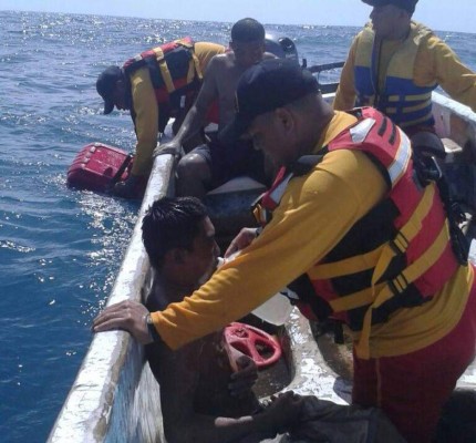 Rescatan con vida a cinco de seis pescadores que naufragaron en costa atlántica&nbsp;