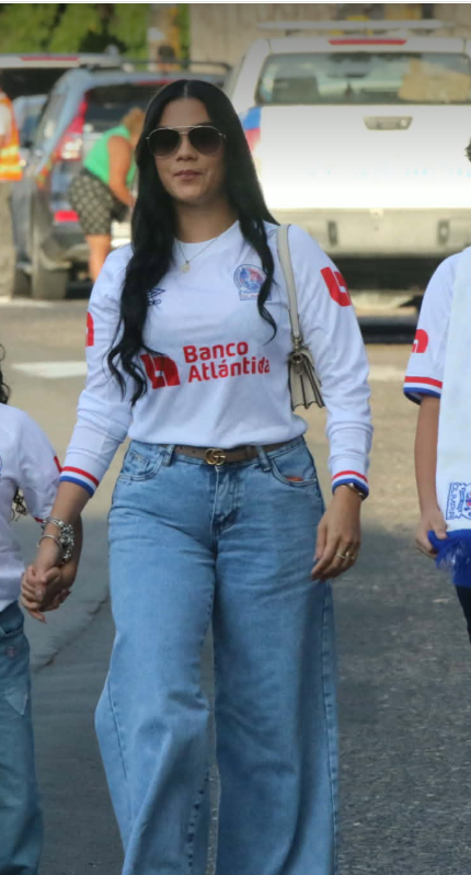 Las bellas chicas que fueron captadas en el Nacional en final de Supercopa de Honduras