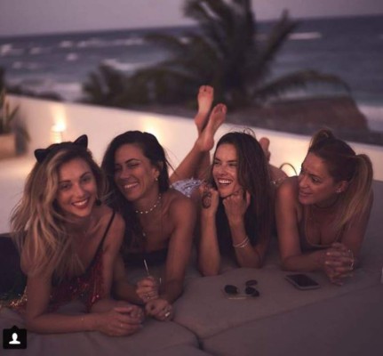 Alessandra Ambrosio presume sus sexys curvas en bikini y topless