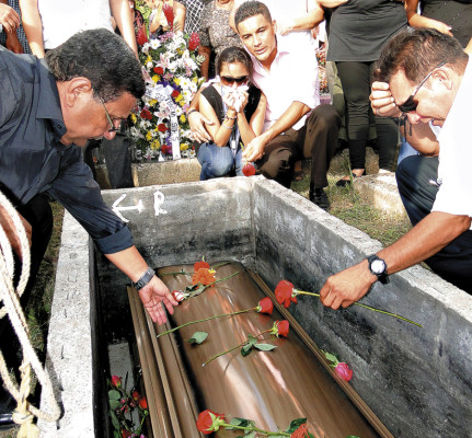 '¡Justicia, justicia!', claman en sepelio de la jueza Mireya Mendoza