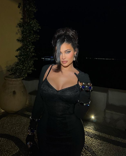 Elegancia, estilo y extravagancia, así lucieron las Kardashian en la boda de Kourtney