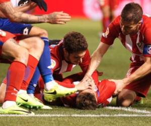 Fernando Torres sufrió un fuerte golpe en la cabeza al caer al césped tras un choque con Bergantiños.