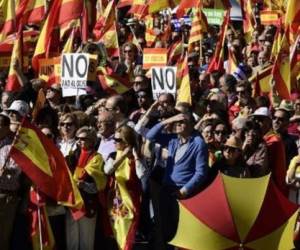 A woman holds a placard reading 'More doctors, more trakers, no segregation' during a demonstration at the Vallecas neighborhood in Madrid, on September 20, 2020, to protest against the new restrictive measures announced by regional authorities. - The Madrid region, the epicentre of an explosion of virus infections in Spain, would place a partial lockdown on hundreds of thousands of people. Residents of the affected areas -- 858,000 or 13 percent of the 6.6 million population -- will only be allowed to leave the zone to go to work, seek medical care or take their children to school. (Photo by OSCAR DEL POZO / AFP)