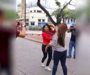 Las chicas protagonizaron la supuesta pelea en el Parque Central de Tegucigalpa.