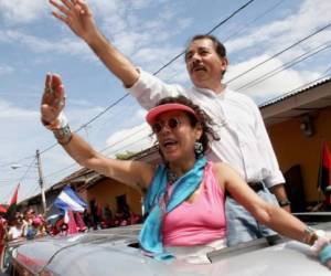Daniel Ortega y su esposa Rosario Murillo durante su campaña presidencial en Nicaragua.