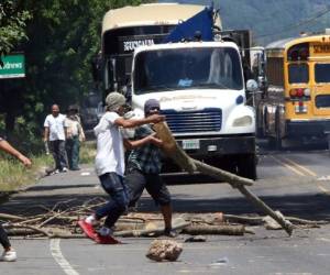 El enfrentamiento en la salida a Olancho también paralizó el tráfico de la zona. Foto: Alex Pérez / EL HERALDO.