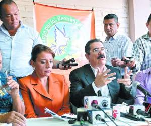 Manuel Zelaya en la conferencia de prensa junto a su esposa Xiomara.
